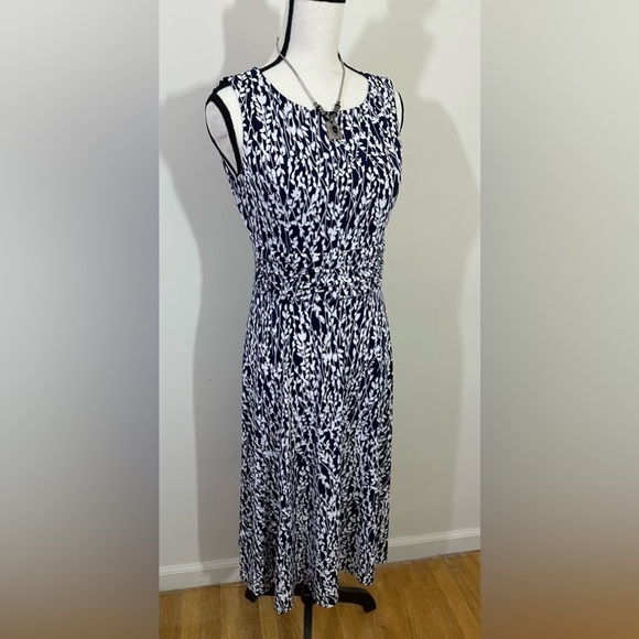 Jessica H sz 6 dress in a blue  and white print. Midi length. The top is.lined - Picture 8 of 13